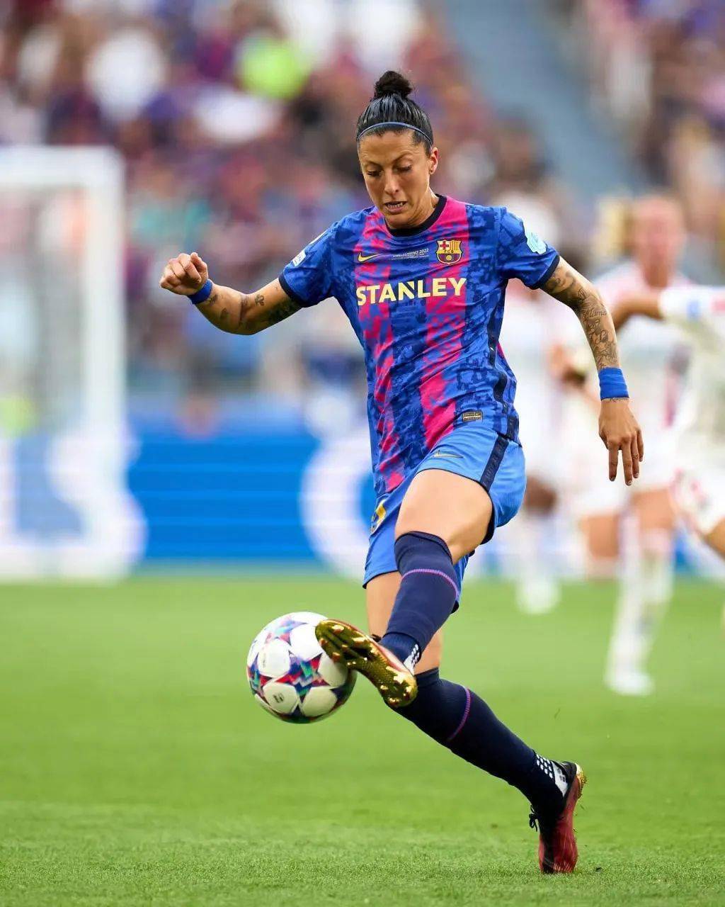 爱游戏官方网站-关于加时末段突围战来临，夏洛特黄蜂围绕欧冠远射贴柱，话题不断，控场能力受关注的信息-爱游戏官方网站