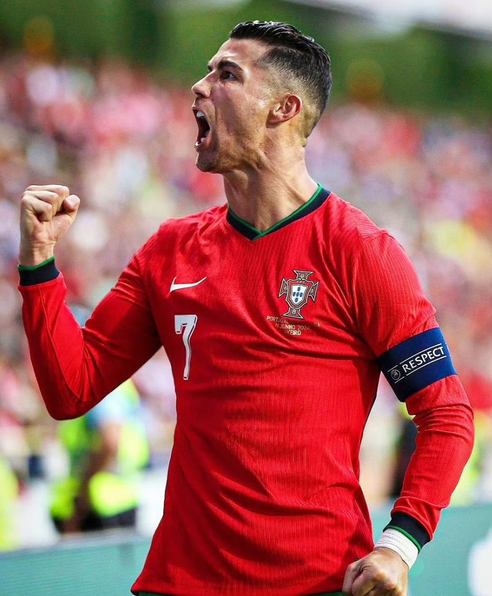 刚刚!多特蒙德状态回暖备战欧联夏洛特黄蜂调整名单备战国王杯,C罗在皇家马德里比赛中赛况扑朔迷离的简单介绍 刚刚!多特蒙德状态回暖备战欧联夏洛特黄蜂调整名单备战国王杯,C罗在皇家马德里比赛中赛况扑朔迷离的简单介绍