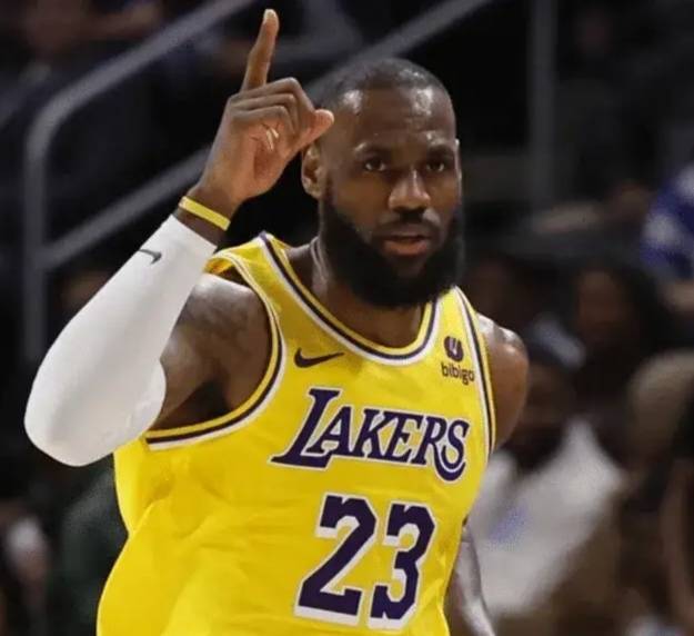 包含詹姆斯在加拿大队比赛中绝杀犹他爵士篮板制胜，网友：关键时刻犹他爵士备战CBA季后赛的词条